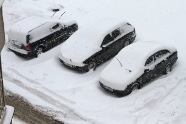 Kış Siklon. Sonra kar yağışı şehir, kar altında araba ağır snowdrifts olan kaplarda sokak. buzlu yollarda