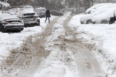 Kış. İnsanlar bir çok karlı kaldırım ve yol üzerinde yürümek. İnsanlar adım buzlu bir yolu üzerinde buzlu kaldırım. Kaplarda caddeler ve yollar. 