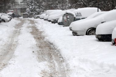Kış. İnsanlar bir çok karlı kaldırım ve yol üzerinde yürümek. İnsanlar adım buzlu bir yolu üzerinde buzlu kaldırım. Kaplarda caddeler ve yollar. 