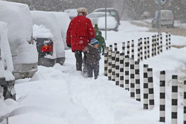 Gente Cammina Marciapiede Molto Innevato Strada Durante Tempesta Neve Nella — Foto Stock