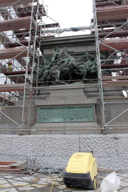 Çar Osvoboditel heykeli Temizleme, Kral Liberator anıt - Rus Kral Alexander II, 1907 yılında Sofya inşa Kasım 21,2012. Tersanelerinde in anıt, Kral Liberator Rogachevo ön Bulgar Parlamentosu