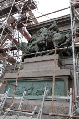 Çar Osvoboditel heykeli Temizleme, Kral Liberator anıt - Rus Kral Alexander II, 1907 yılında Sofya inşa Kasım 21,2012. Tersanelerinde in anıt, Kral Liberator Rogachevo ön Bulgar Parlamentosu