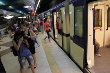 İnsanlar metro istasyonu metro Sofya, Bulgaristan 24 Temmuz 2012