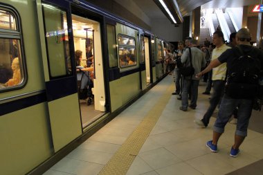İnsanlar metro istasyonu metro Sofya, Bulgaristan 24 Temmuz 2012