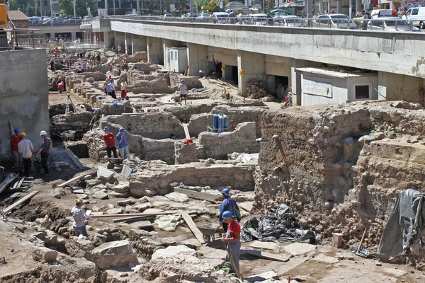 Gli Archeologi Scavano Vecchie Rovine Dell Antica Serdika Sullo Sfondo — Foto Stock