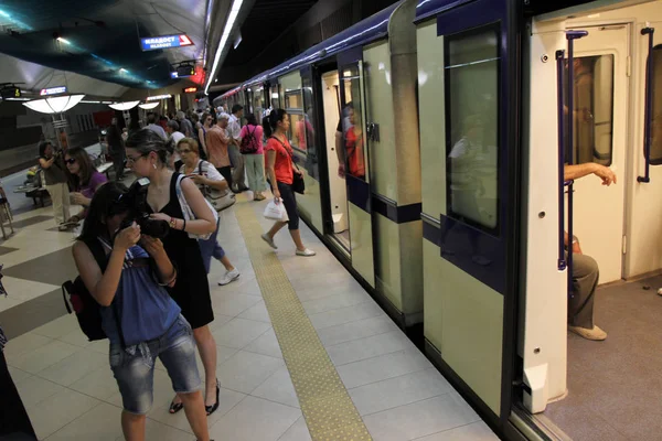 Menschen Auf Einer Metrostation Der Bahn Sofia Bulgarien Juli 2012 — Stockfoto