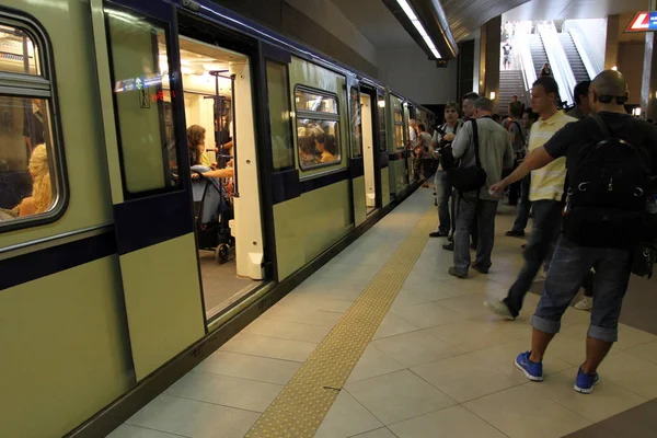 Menschen Auf Einer Metrostation Der Bahn Sofia Bulgarien Juli 2012 — Stockfoto