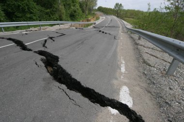 Yol ile büyük çatlaklar daraltır. Uluslararası karayolu aşağı sonra kötü inşaat çöktü. Hasarlı Otoban yol. Asfalt yol çöktü ve düşmüş. Erozyon. Yatay