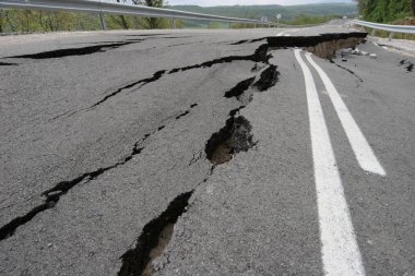 Yol ile büyük çatlaklar daraltır. Uluslararası karayolu aşağı sonra kötü inşaat çöktü. Hasarlı Otoban yol. Asfalt yol çöktü ve düşmüş. Erozyon. Yatay
