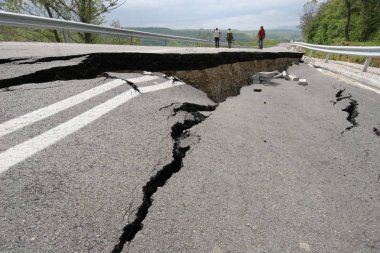 Yol ile büyük çatlaklar daraltır. Uluslararası karayolu aşağı sonra kötü inşaat çöktü. Hasarlı Otoban yol. Asfalt yol çöktü ve düşmüş. Erozyon. Yatay