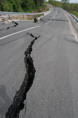 Yol ile büyük çatlaklar daraltır. Uluslararası karayolu aşağı sonra kötü inşaat çöktü. Hasarlı Otoban yol. Asfalt yol çöktü ve düşmüş. Erozyon. Dikey fotoğraf