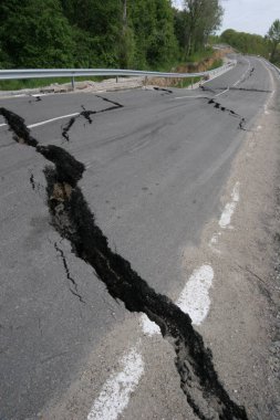 Yol ile büyük çatlaklar daraltır. Uluslararası karayolu aşağı sonra kötü inşaat çöktü. Hasarlı Otoban yol. Asfalt yol çöktü ve düşmüş. Erozyon. Dikey fotoğraf