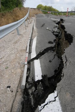 Yol ile büyük çatlaklar daraltır. Uluslararası karayolu aşağı sonra kötü inşaat çöktü. Hasarlı Otoban yol. Asfalt yol çöktü ve düşmüş. Erozyon. Dikey