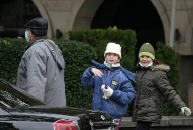 Hasta çocuk giyim grip virüsüne karşı koruyucu maskeler Sofya, Bulgaristan sokakta yürümek 01 Kasım 2009. 