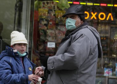 Hasta insanların giyim grip virüsüne karşı koruyucu maskeler Sofya, Bulgaristan sokakta yürümek 01 Kasım 2009. 