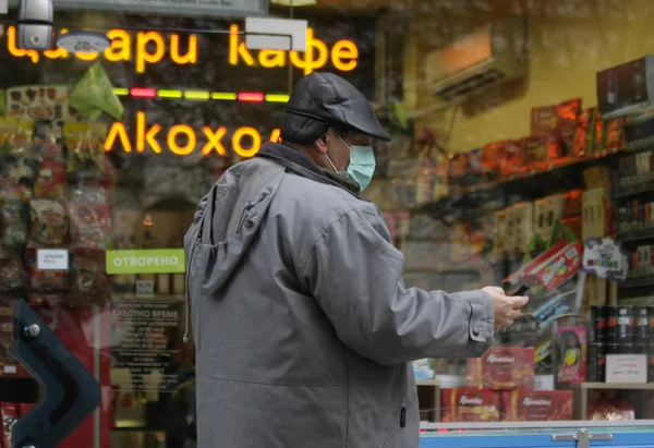 病人は ソフィア ブルガリアでのインフルエンザ ウイルス歩いてに対して保護マスクを着用する 2009 — ストック写真