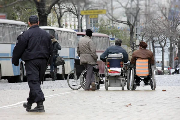 路上で車椅子の障害者です 障害者 不利な立場の人々 — ストック写真