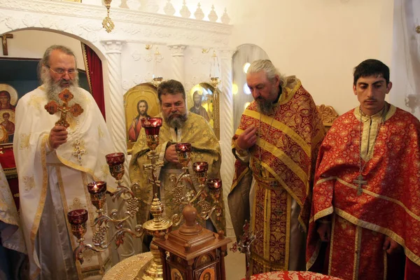 Orthodoxe Priester Während Der Liturgie Während Der Osterfeiertagsgebete Einer Kleinen — Stockfoto
