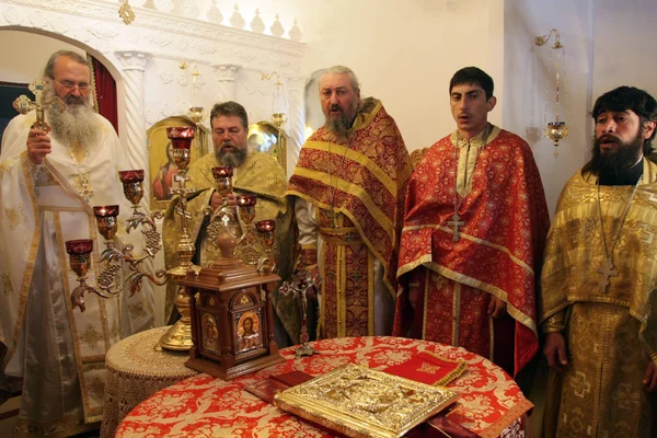 Sacerdotes Ortodoxos Durante Liturgia Durante Las Vacaciones Pascua Oraciones Pequeña —  Fotos de Stock