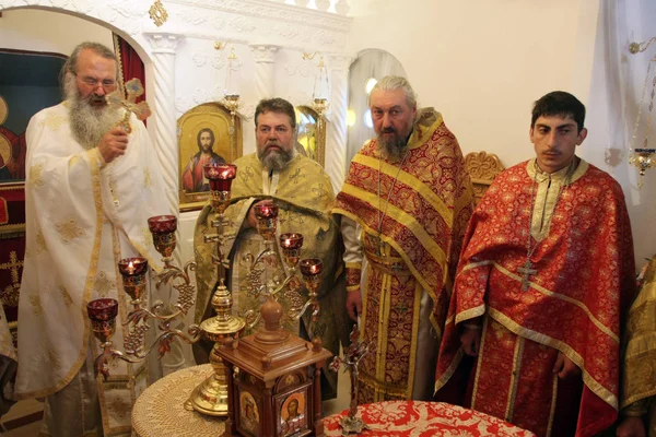 Sacerdotes Ortodoxos Durante Liturgia Durante Las Vacaciones Pascua Oraciones Pequeña —  Fotos de Stock