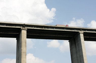 Otoyol veya Ekspres Üstgeçit yan görünümü altında. Eski inşaat otoyol. Yüksek köprünün altında göster. 