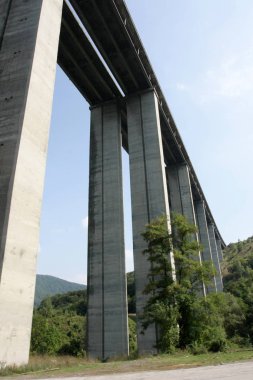 Altında otoyol veya Ekspres Üstgeçit görüntüleyin. Eski inşaat otoyol. Yüksek köprünün altında görüntüleyin. Dikey 