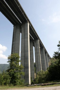 Altında otoyol veya Ekspres Üstgeçit görüntüleyin. Eski inşaat otoyol. Yüksek köprünün altında görüntüleyin. Dikey 