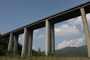 Otoyol veya Ekspres Üstgeçit yan görünümü altında. Eski inşaat otoyol. Yüksek köprünün altında göster. 