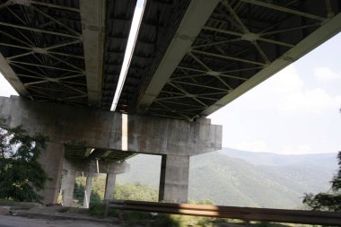 Altında otoyol veya Ekspres Üstgeçit görüntüleyin. Eski inşaat otoyol. Yüksek köprünün altında göster. 