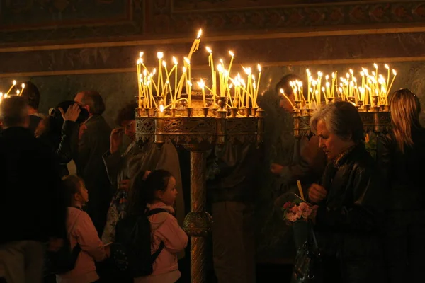 Gente Enciende Velas Durante Oración Festiva Iglesia Sofía Bulgaria Abril — Foto de Stock