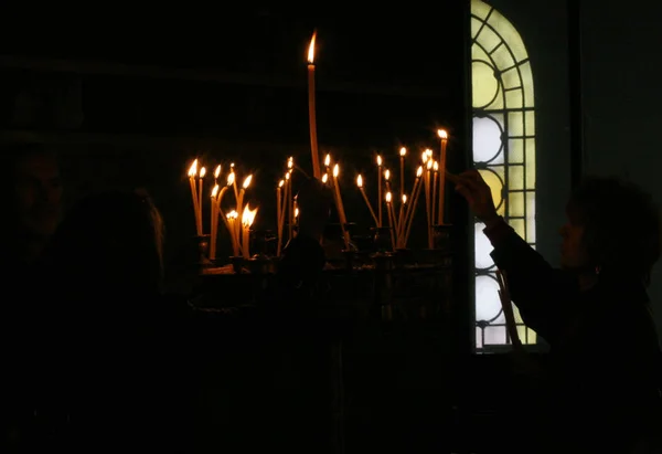 Gente Enciende Velas Durante Oración Festiva Iglesia Durante Las Vacaciones —  Fotos de Stock