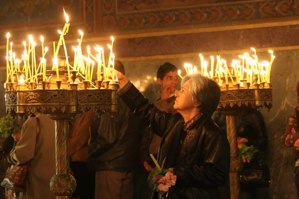 Gente Enciende Velas Durante Oración Festiva Iglesia Sofía Bulgaria Abril — Foto de Stock