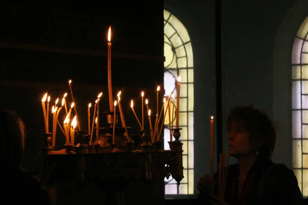 Gente Enciende Velas Durante Oración Festiva Iglesia Sofía Bulgaria Abril —  Fotos de Stock