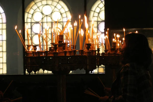 Ludzi Świece Świąteczne Modlitwy Kościele Podczas Wakacji — Zdjęcie stockowe