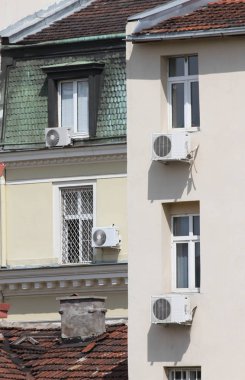 Klima. Klima sokak yukarıda binanın dışında. Klimalar damla sokak ve kaldırım. 