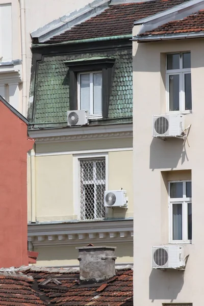 Klima. Klima sokak yukarıda binanın dışında. Klimalar damla sokak ve kaldırım. 