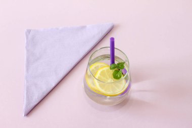 Bir bardak su, limon ve nane. Bir bardak saf su ve taze organik limon ve nane mor arka plan üzerinde izole. Detoks ve sağlıklı gıda kavramı