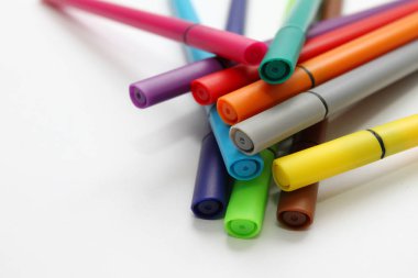 Renk kalem. Beyaz arka plan üzerinde izole renkli kalemler ile kazık. Renk arka plan dokusu, keçe kalem etkinlik. Çocuklar okul eğlenceli zaman. Öğrenciler saat resim. Okul malzemeleri. Çizim malzemeleri. Hiçbir keskinleştirme. Serisi !
