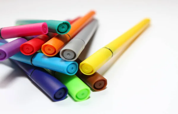Kleur Pen Stapel Met Kleur Pennen Geïsoleerd Een Witte Achtergrond — Stockfoto