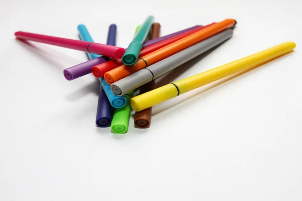 色を表す Pen 白い背景で隔離の色ペンで杭します 色背景テクスチャ フェルト ペン活動 子供学校楽しい時間 学生は時間を塗装します 学校用品 物資を集めています — ストック写真