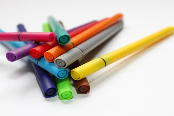 色を表す Pen 白い背景で隔離の色ペンで杭します 色背景テクスチャ フェルト ペン活動 子供学校楽しい時間 学生は時間を塗装します 学校用品 物資を集めています — ストック写真