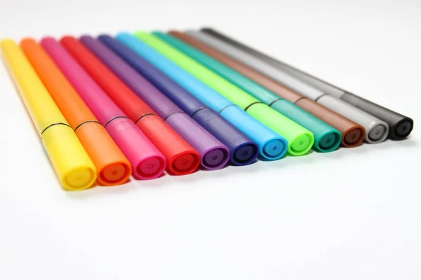 Stylo Couleur Pile Avec Stylos Couleur Isolés Sur Fond Blanc — Photo