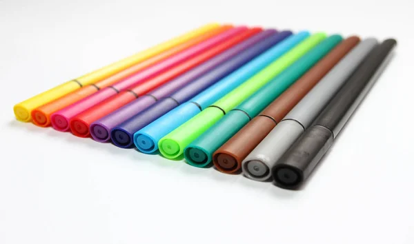 Stylo Couleur Pile Avec Stylos Couleur Isolés Sur Fond Blanc — Photo