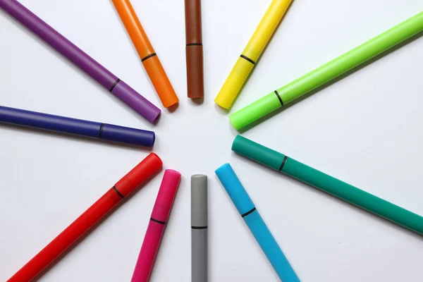 Stylo Couleur Pile Avec Stylos Couleur Isolés Sur Fond Blanc — Photo