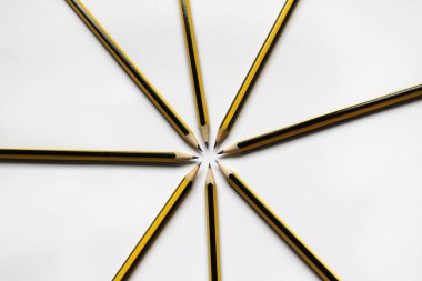 Beyaz arka planda siyah grafit kalem. Öğrenciler okul arka plan sağlar. Ofis, banka donatımı. Seçici odak. Kalemle yazmak. Tüm resimler serisinde çoğu. 