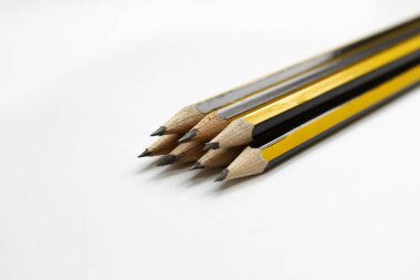 Beyaz arka planda siyah grafit kalem. Öğrenciler okul arka plan sağlar. Ofis, banka donatımı. Seçici odak. Kalemle yazmak. Tüm resimler serisinde çoğu. 