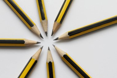 Beyaz arka planda siyah grafit kalem. Öğrenciler okul arka plan sağlar. Ofis, banka donatımı. Seçici odak. Kalemle yazmak. Serisi. 