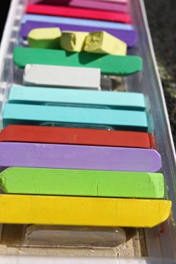 Renkli mangası. Renkli tebeşir pastel - eğitim, sanat, yaratıcı, okula geri. Pastel tebeşir arka plan renk. Renk doku deseninin. Dikey Görünüm. Renk tebeşirler grubudur. Hiçbir keskinleştirme