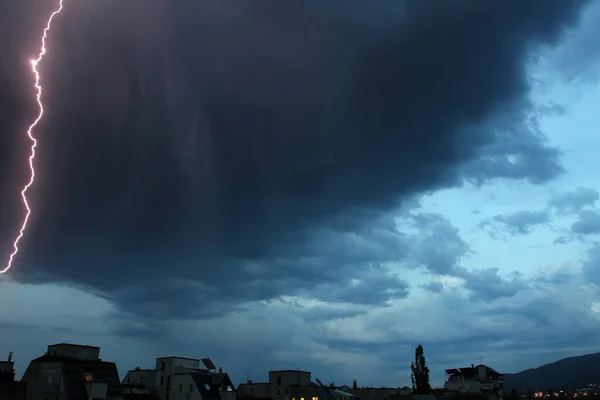 雷雨が点灯します 明るい雷雷雨の雲から輝き 危険な電気フラッシュ レビンや天気の概念のシンチレーション 重い雨嵐の天気 空の色雲と稲妻を打ちます ないシャープ — ストック写真