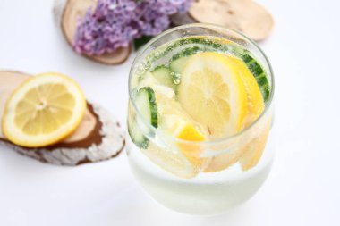 Limon ve ahşap dekorasyon beyaz zemin üzerine salatalık ile aromalı su detoks. Sağlıklı gıda kavramı. Yaz ev yapımı kokteyl serinletici. Uzay kopyalayın. Hiçbir keskinleştirme